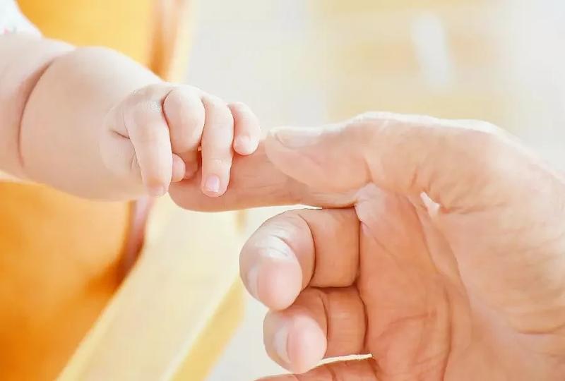 Dotyk, emocje i więzi: kluczowe znaczenie dla rozwoju dziecka i skutki jego braku