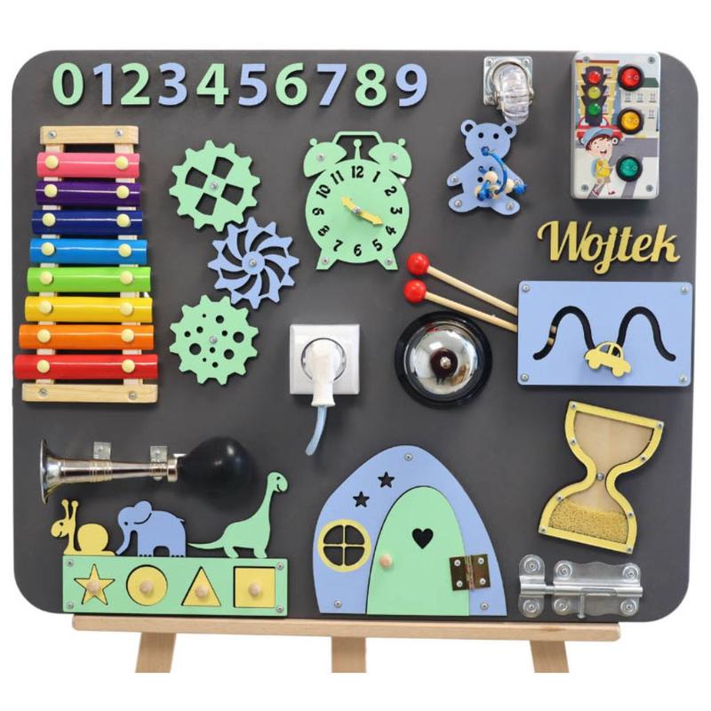 Korzyści z zabawy tablicą sensoryczną