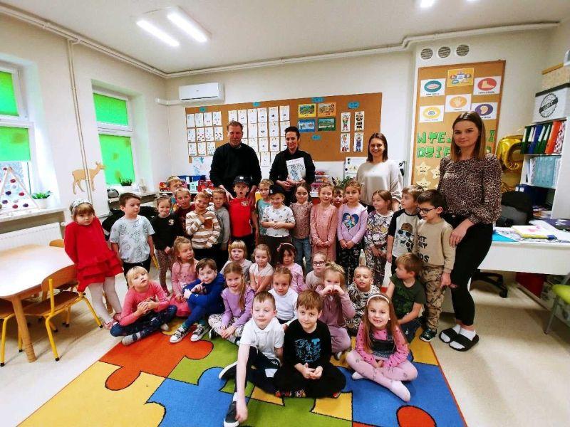 Ile opiekunek w przedszkolu? Oto kluczowe przepisy, które powinieneś znać