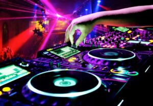 Odkryj, na czym gra DJ i poznaj najlepszy sprzęt do miksowania muzyki