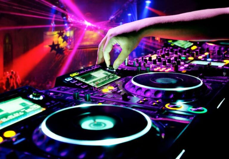 Odkryj, na czym gra DJ i poznaj najlepszy sprzęt do miksowania muzyki