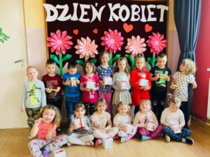 Oryginalne pomysły na Dzień Kobiet do przedszkola, które oczarują maluchy
