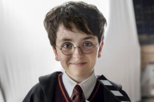 Szybki i tani sposób na stworzenie stroju Harry'ego Pottera – poradnik krok po kroku