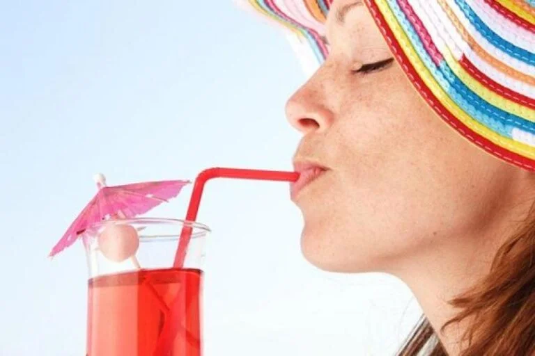 Jak skutecznie nauczyć dziecko picia ze słomki – sprawdzone porady dla rodziców w kilku prostych krokach