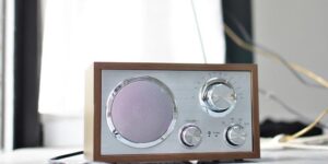 Koniec ery radia FM w Polsce: sprawdź daty zakończenia emisji