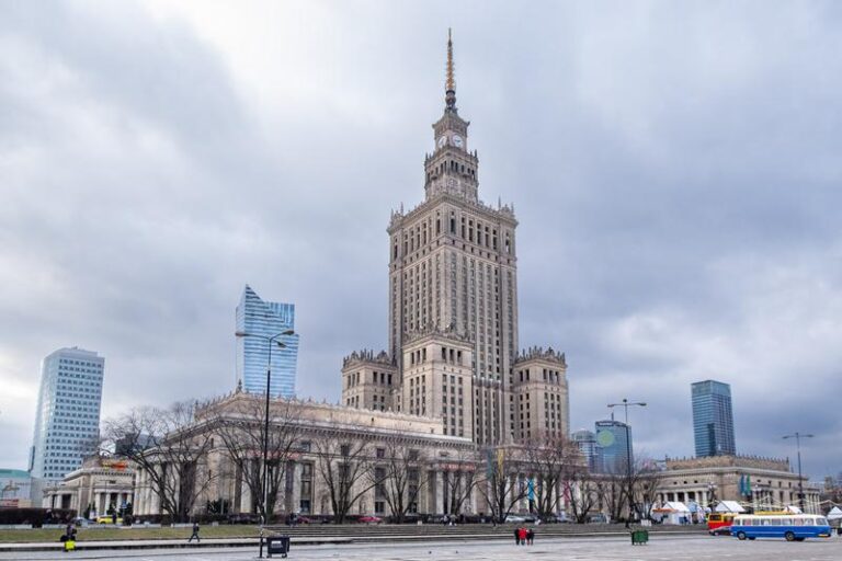 Rodzinne odkrywanie: Gdzie z dzieckiem w pobliżu Warszawy czekają najlepsze atrakcje?