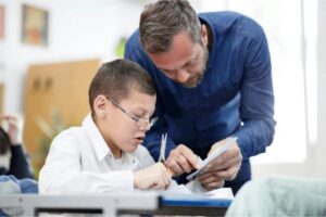 Nauczyciel wspomagający w przedszkolu: jakie obowiązki i godziny pracy czekają na Ciebie?