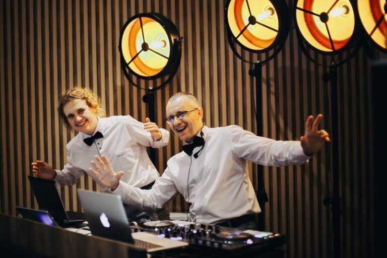 Ile kosztuje dobra zabawa? Zaskakujące stawki DJ-ów na weselach w Polsce