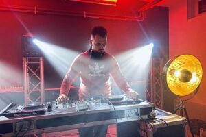 Ile kosztuje DJ na 18? Odkryj zaskakujące ceny i oszczędzaj na imprezie!
