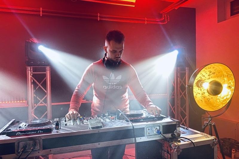 Ile kosztuje DJ na 18? Odkryj zaskakujące ceny i oszczędzaj na imprezie!