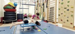 Jak terapia integracji sensorycznej może pomóc dziecku i na czym polega