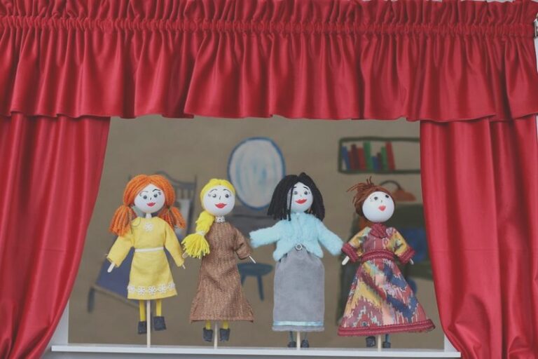 Teatrzyk zabawka dla dziecka: wspiera kreatywność i wyobraźnię