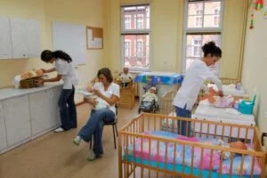 Gdzie zrobić kurs opiekunki dziecięcej i zyskać pewność siebie — sprawdzone kursy