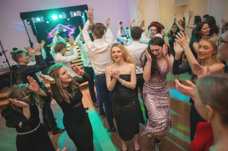 Ile zapłacisz za DJ-a na studniówkę? realne ceny i koszty dodatkowe