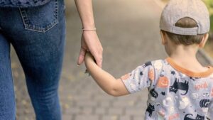 Łokieć opiekunki u dziecka: jak bezpiecznie pomóc i uniknąć bólu