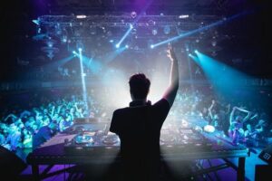Ile zarabia DJ w klubie? Stawki za imprezę i miesięczne zarobki