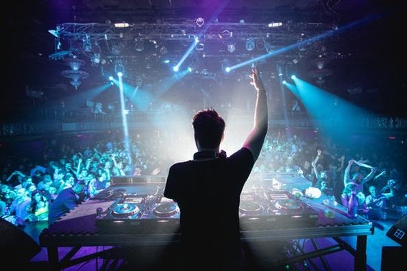 Ile zarabia DJ w klubie? Stawki za imprezę i miesięczne zarobki