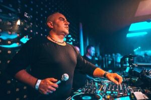 DJ Kris – ile ma lat? Wiek, początki i najważniejsze momenty kariery